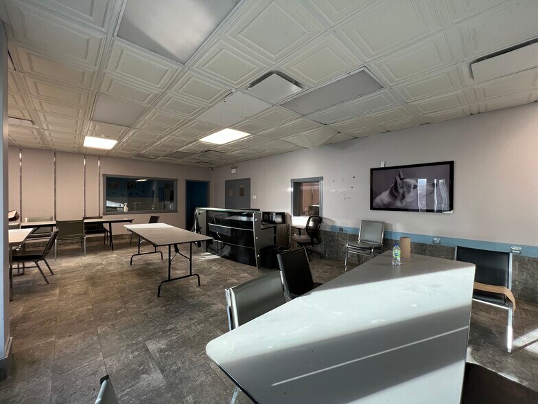 More Photos Of 7301 Boul Décarie, Montréal Warehouse For Lease
