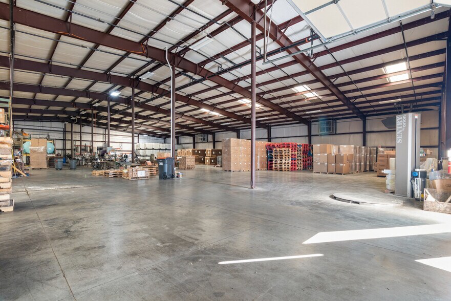 More Photos Of 2078 Ford Ave, Springdale Warehouse For Lease