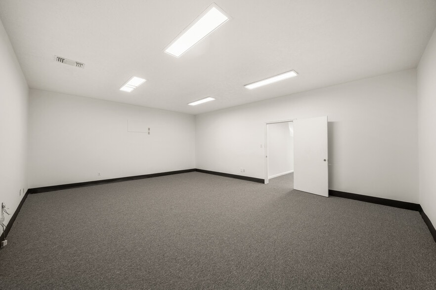 More Photos Of 4229 Bellaire Blvd, Houston Warehouse For Lease