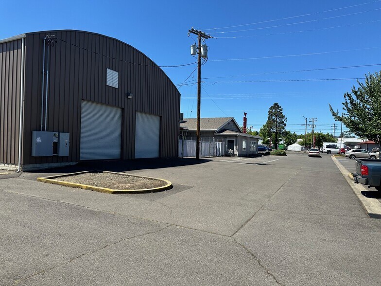 More Photos Of 765 S Riverside Ave, Medford Freestanding For Sale