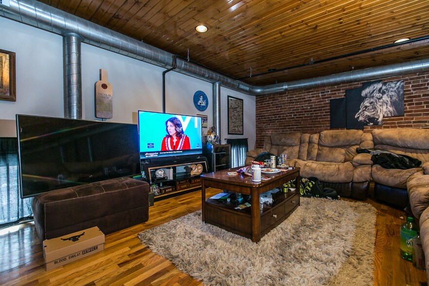 More Photos Of 163 Main St, Dubuque Restaurant For Sale