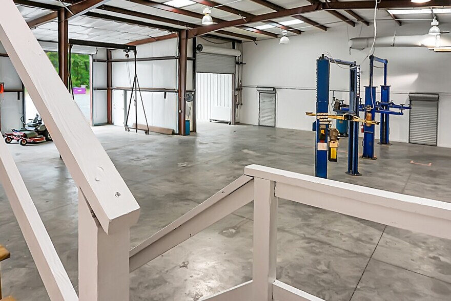 More Photos Of 1307 State Rd, Summerville Warehouse For Lease