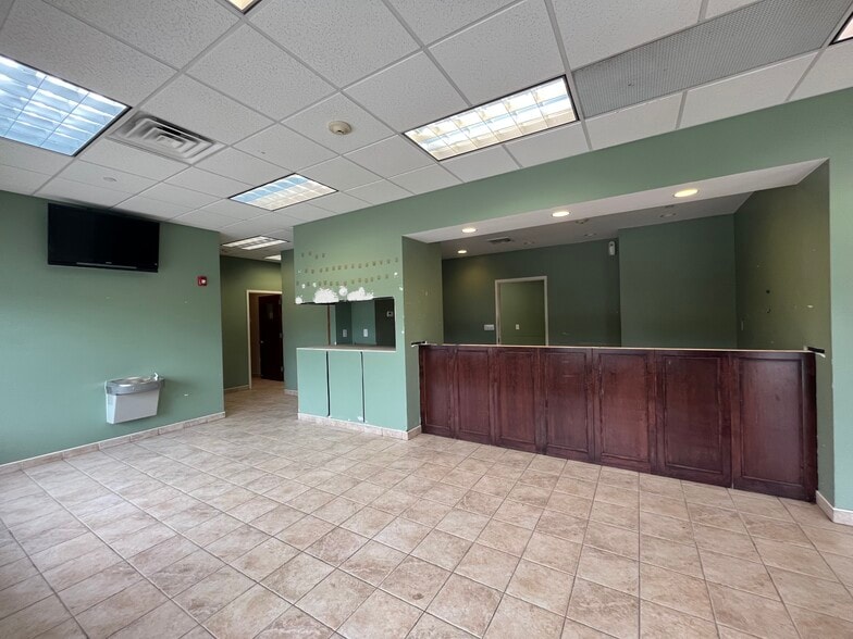 More Photos Of 601 Veterans Memorial Hwy, Hauppauge Storefront For Lease