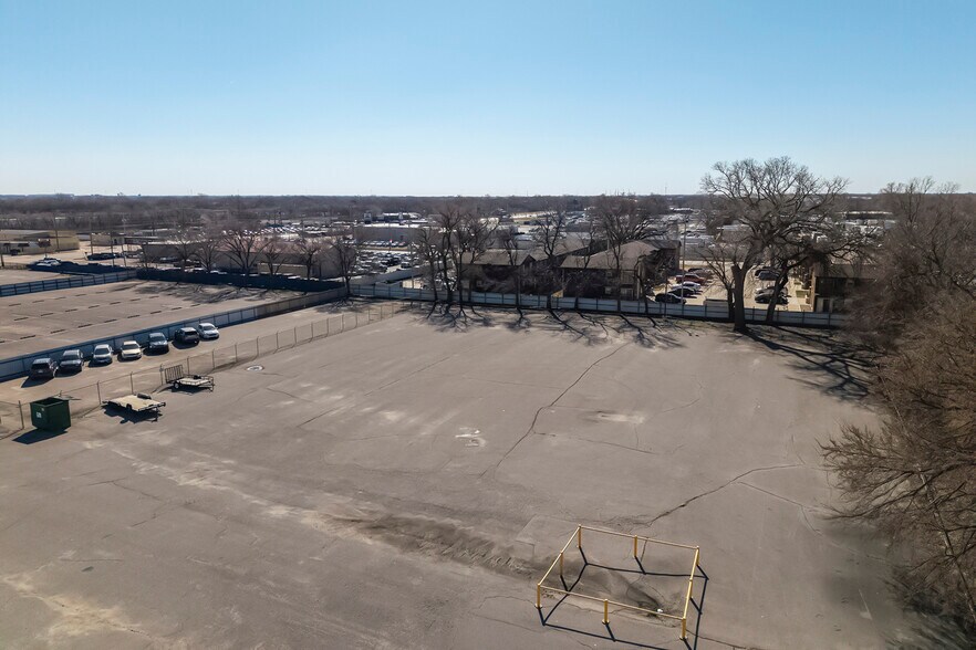 More Photos Of 3101 S Broadway St, Wichita Freestanding For Sale