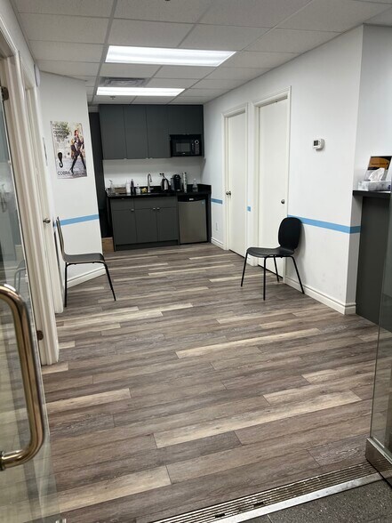 More Photos Of 1 Queen St E, Toronto Office For Lease