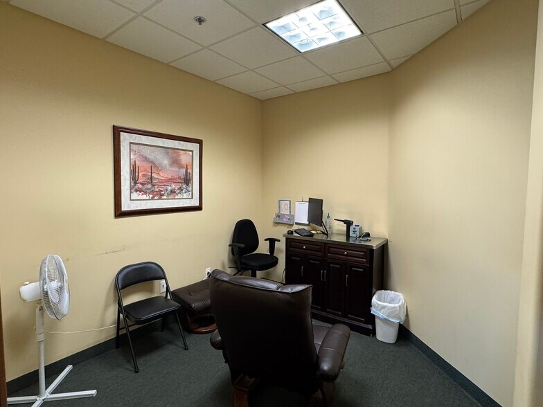 More Photos Of 555 W Chandler Blvd, Chandler Office For Lease