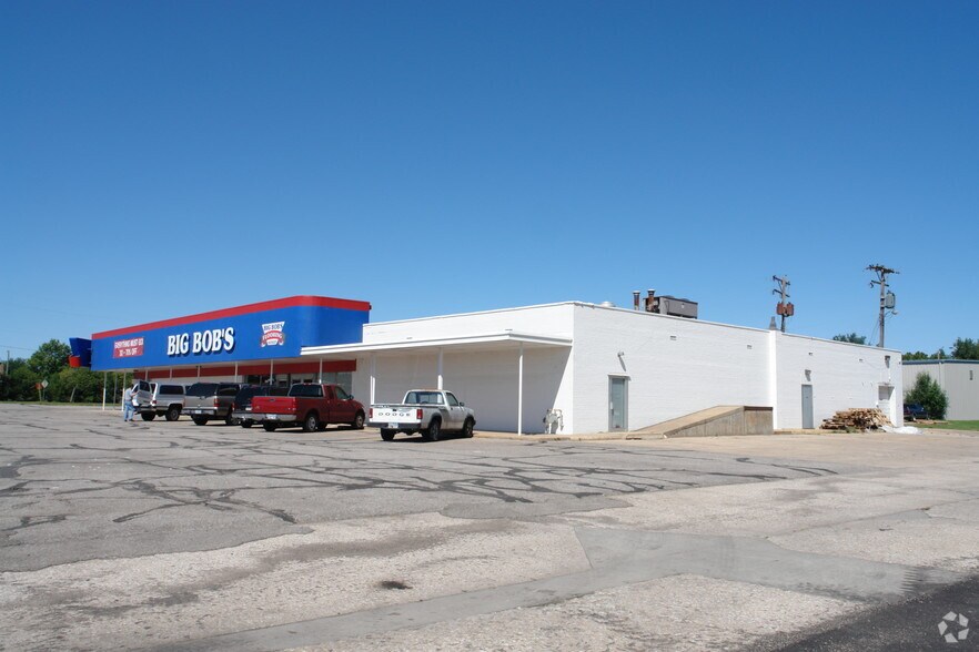 More Photos Of 1900 E Pawnee St, Wichita Freestanding For Sale