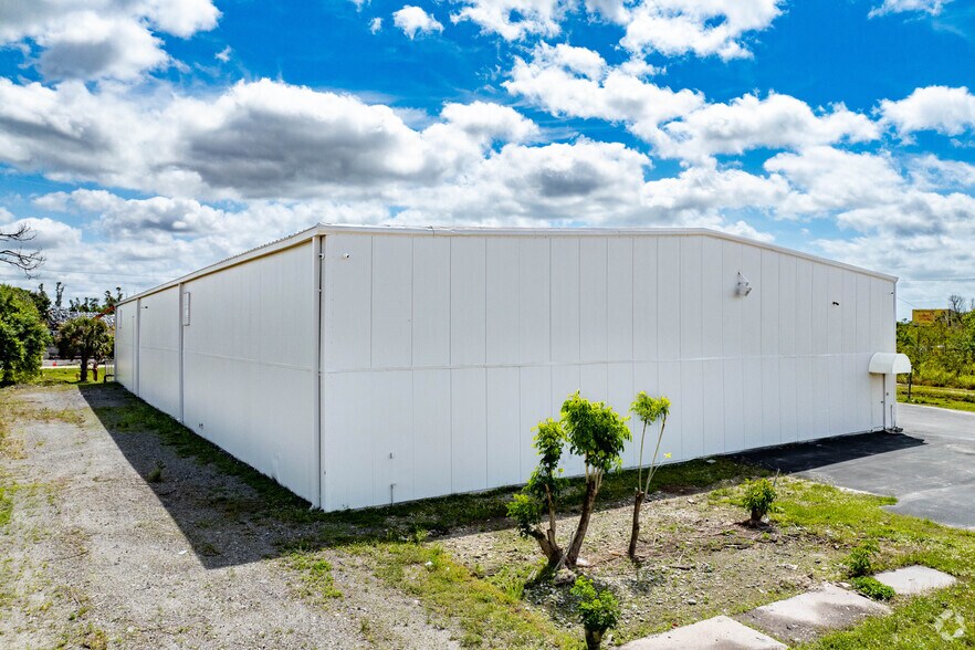 More Photos Of 2020 Ortiz Ave, Fort Myers Warehouse For Lease