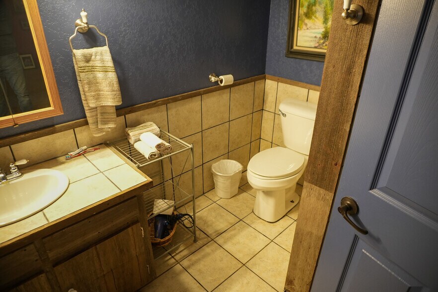 More Photos Of 1122 Douglas Ave, Beaver Hotel For Sale