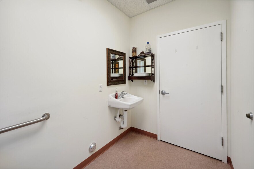 More Photos Of 1374 Whitehorse Hamilton Square Rd, Hamilton Medical For Sale