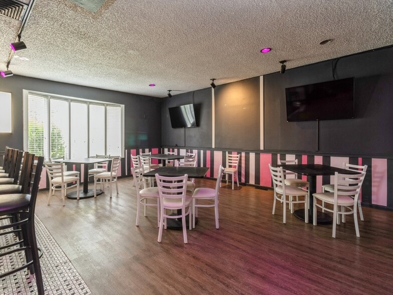 More Photos Of 6008 W Lincoln Way, Ames Restaurant For Sale