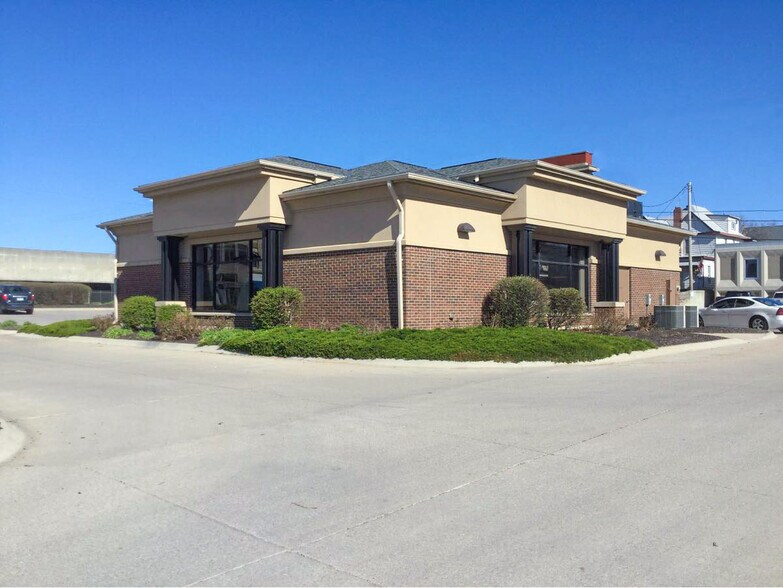 Primary Photo Of 200 N 6th St, Beatrice Bank For Lease