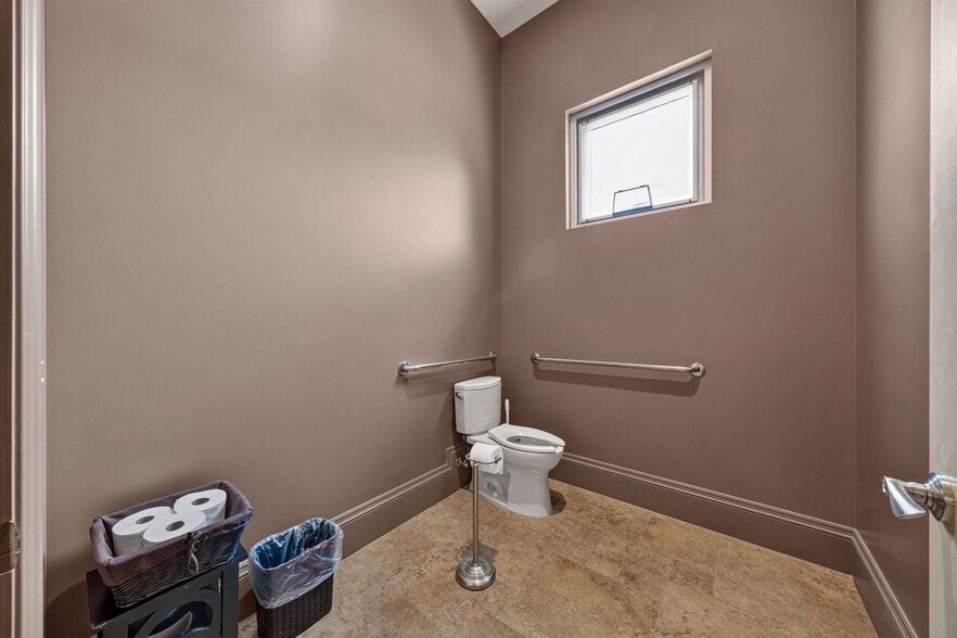 More Photos Of 16007 Via Shavano, San Antonio Office For Sale