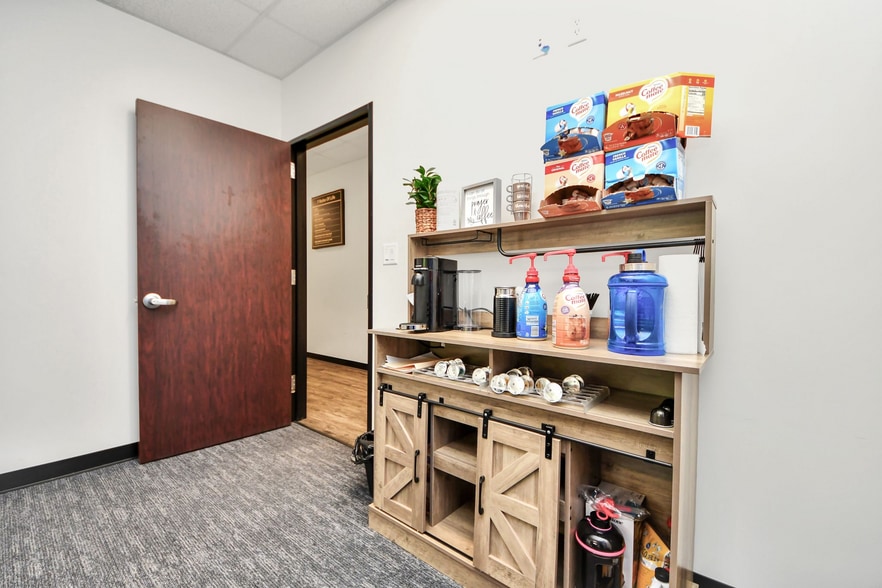 More Photos Of 10814 Woodedge Dr, Houston Warehouse For Sale
