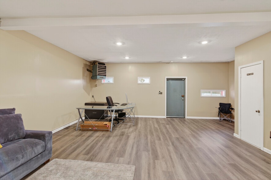 More Photos Of 8708 N 28th Ave, Omaha Light Manufacturing For Sale
