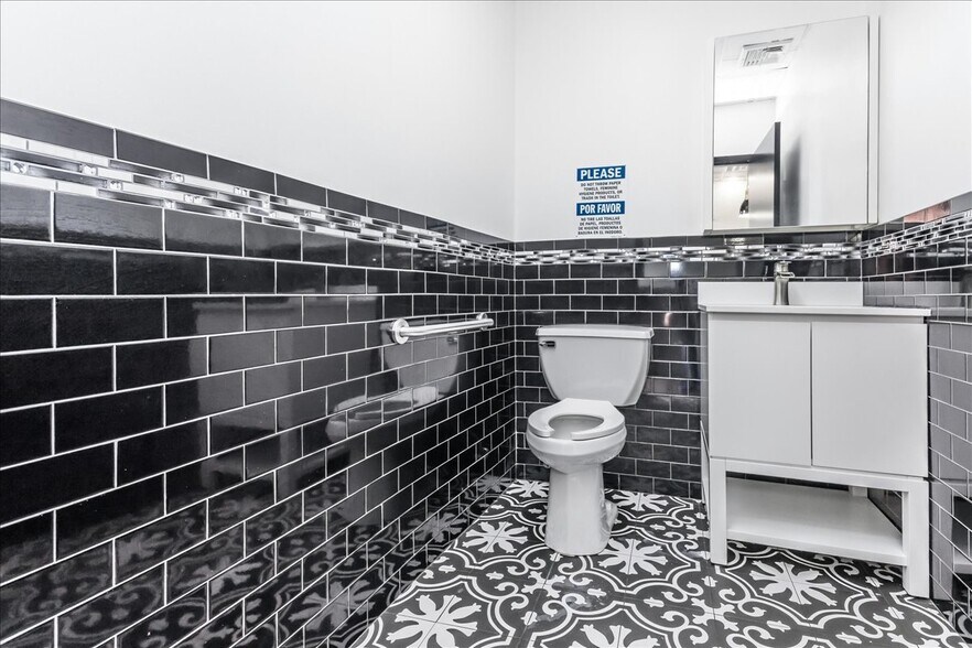 More Photos Of 816 Hempstead Tpke, Franklin Square Office For Lease