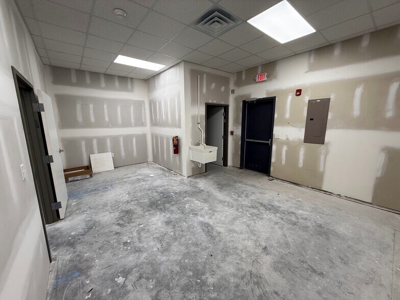 More Photos Of 515 S Dupont Hwy, Dover Storefront For Lease