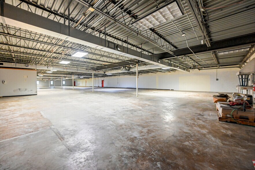 More Photos Of 20 Willow Springs Cir, York Warehouse For Lease
