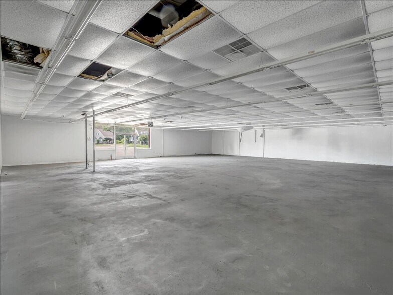 More Photos Of 19276 Hartford St, Edison Freestanding For Sale