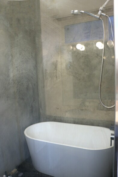 More Photos Of 2601 Southwest Dr, Los Angeles Office Residential For Sale