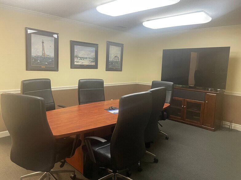 More Photos Of 716 Lakeside Dr W, Mobile Office For Lease