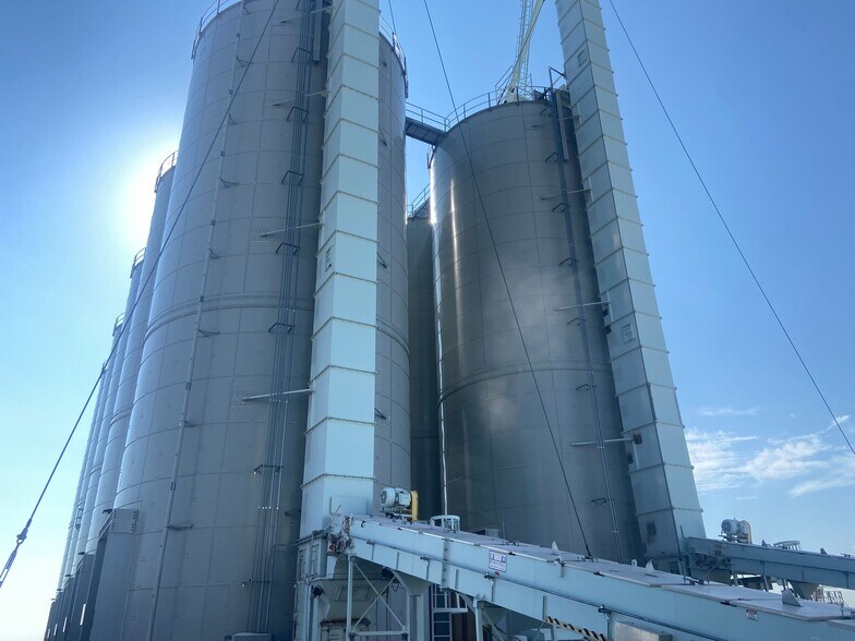 More Photos Of 31005 Great Western Dr, Windsor Manufacturing For Sale