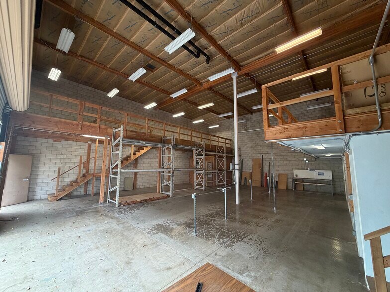 More Photos Of 94-423 Akoki St, Waipahu Warehouse For Lease