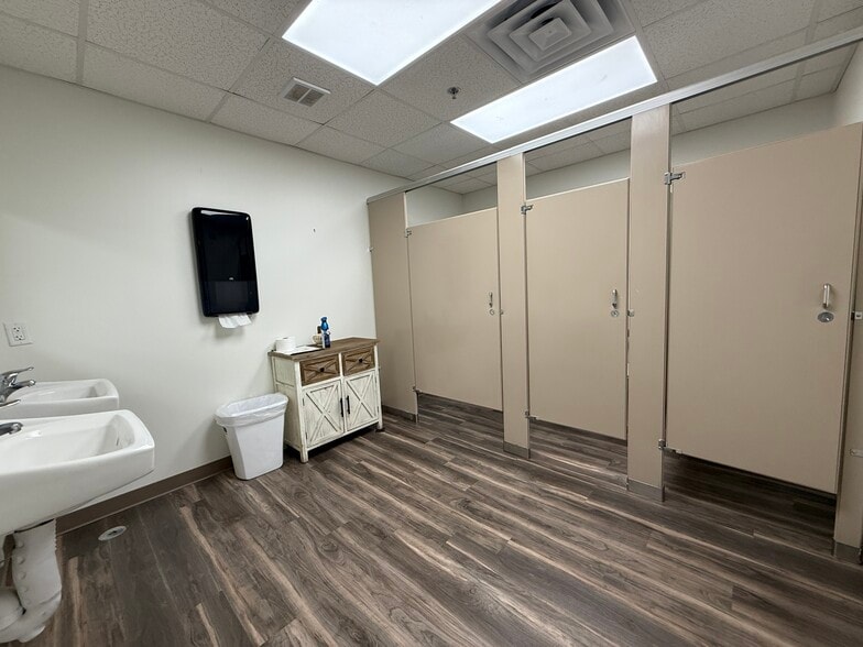 More Photos Of 210 E Lukken Industrial Dr, Lagrange Manufacturing For Lease