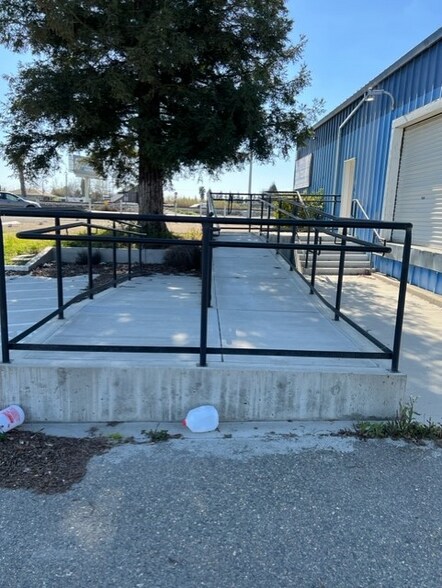 More Photos Of 1725-1731 W 16th St, Merced Warehouse For Lease