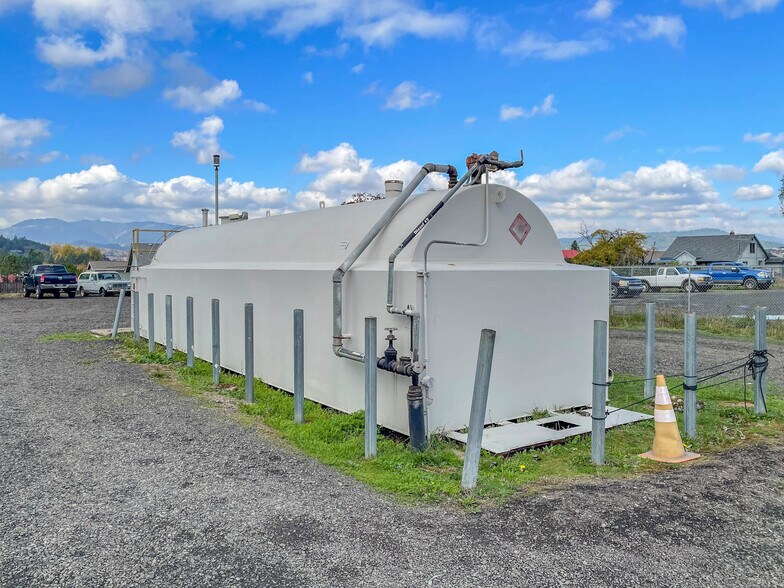 More Photos Of 1625 W Duke Rd, Sutherlin Warehouse For Sale