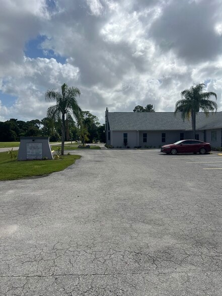 Primary Photo Of 2220 Hunter St, Fort Myers Religious Facility For Sale