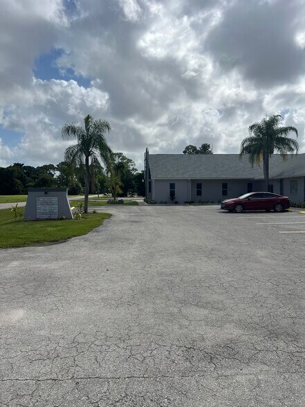 More Photos Of 2220 Hunter St, Fort Myers Religious Facility For Sale