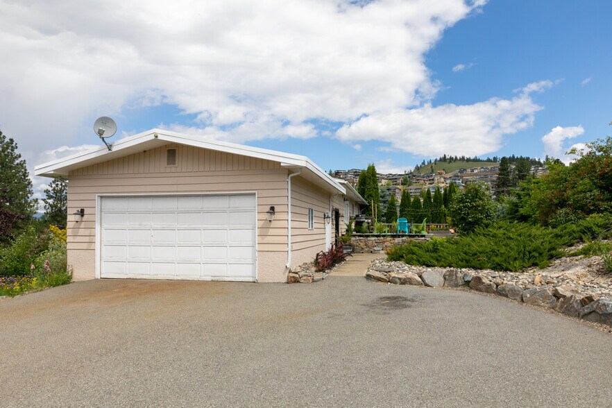 More Photos Of 1605 Garner Rd, Kelowna Specialty For Lease