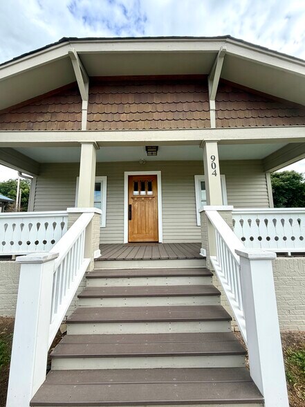 More Photos Of 904 W Lamar Alexander Pky, Maryville Office For Lease