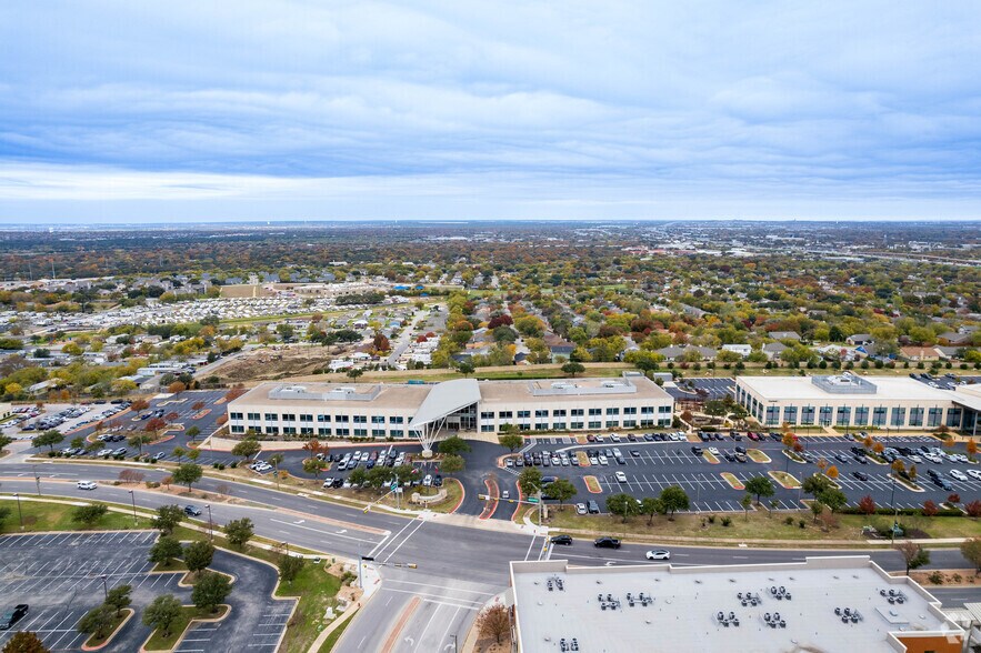 More Photos Of 810 Hester's Crossing, Round Rock Office For Lease