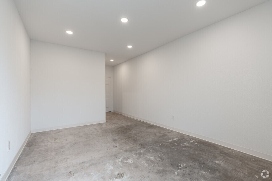 More Photos Of 222 Valley Ln, Kennedale Unknown For Lease