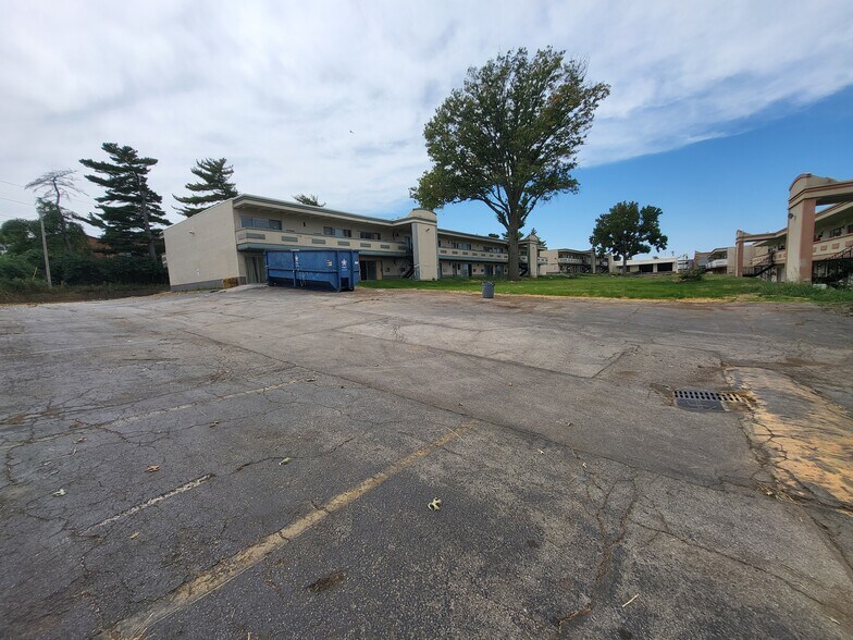 More Photos Of 7350 N Hanley Rd, Hazelwood Hotel For Sale