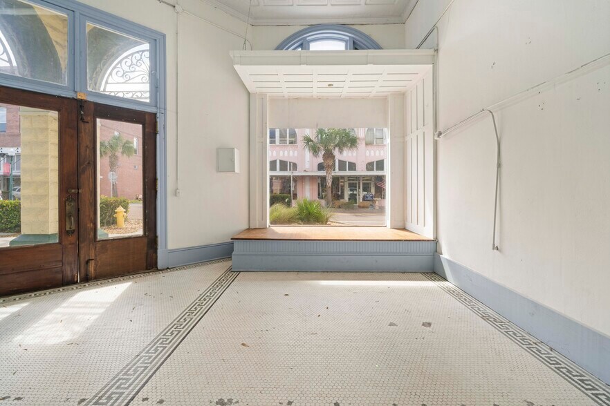 More Photos Of 106 W Oak St, Arcadia Storefront For Sale