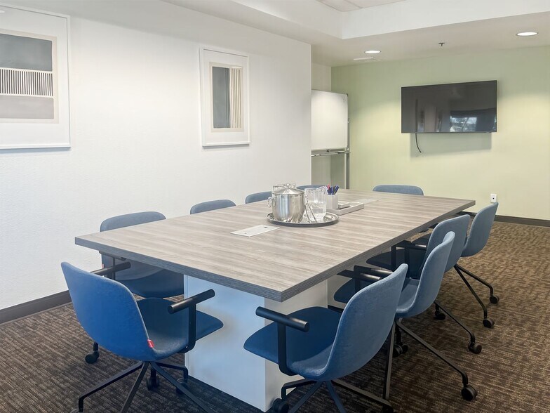 Primary Photo Of 1690 W Shaw Ave, Fresno Coworking Space