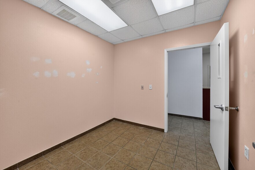 More Photos Of 2555 Pinellas Point Dr S, Saint Petersburg Veterinarian Kennel For Sale