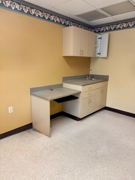 More Photos Of 9912 Little Rd, New Port Richey Medical For Lease