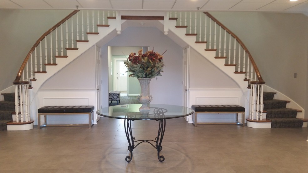 More Photos Of 509 W Old Northwest Highway, Barrington Office For Lease