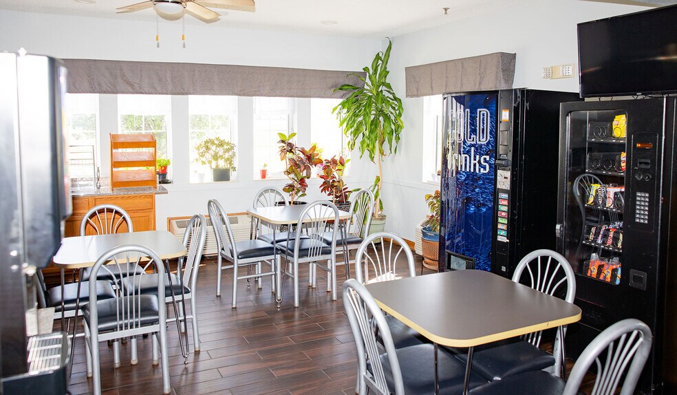 More Photos Of 937 Enterprise Ln, Mount Carmel Hotel For Sale