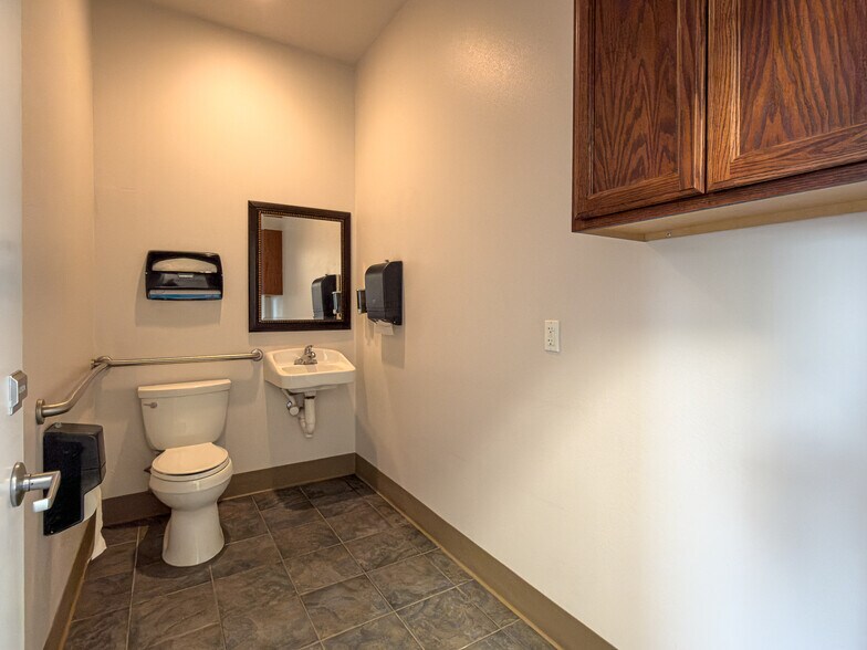 More Photos Of 805 US-101, Bandon General Retail For Sale