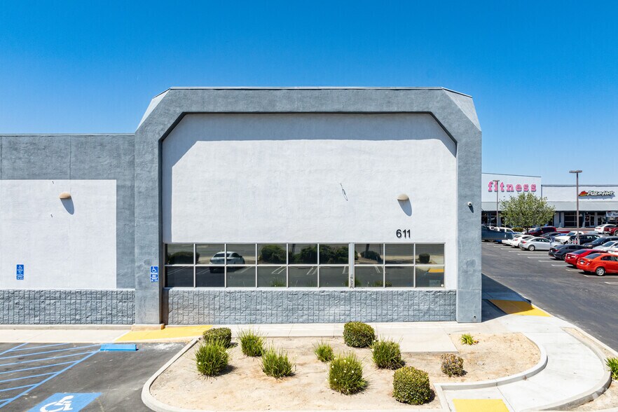 More Photos Of 601-633 Cecil Ave, Delano General Retail For Lease