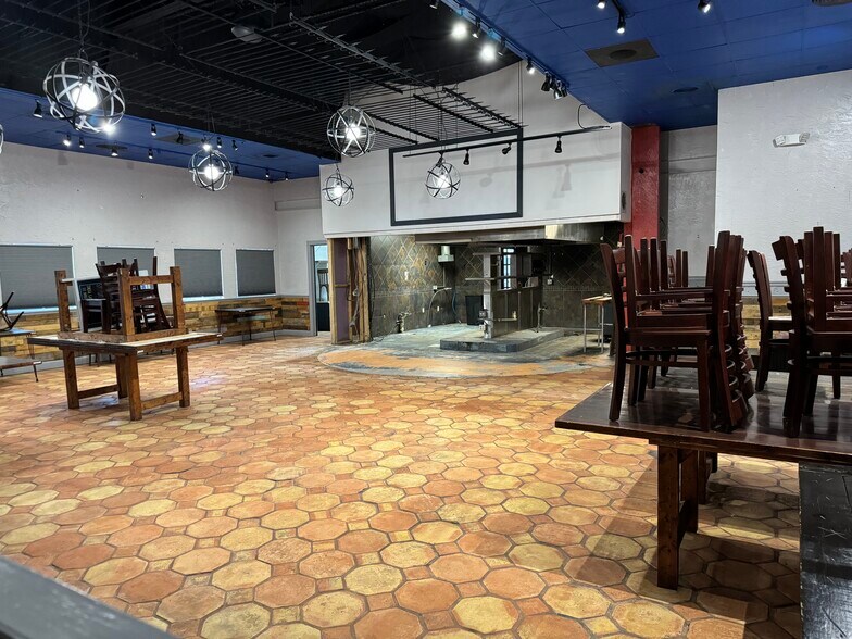 More Photos Of 1525 4th St, Sarasota Restaurant For Lease