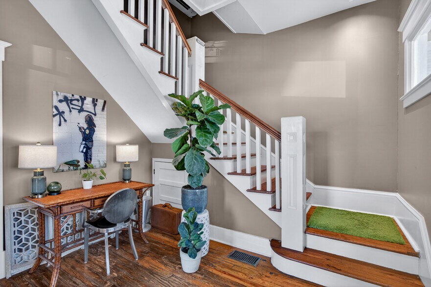 More Photos Of 11 E 41st St, Savannah Storefront Retail Residential For Sale