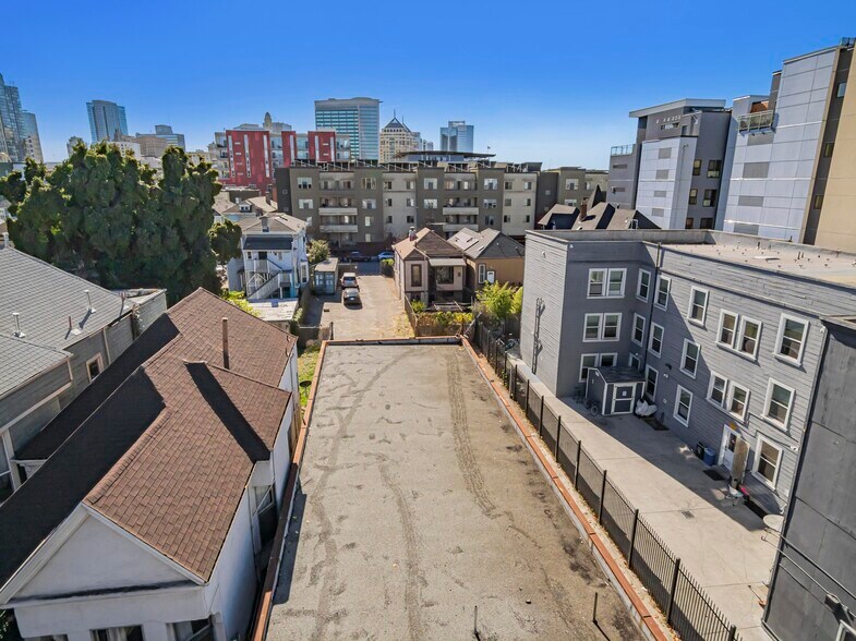 More Photos Of 635 W Grand Ave, Oakland Freestanding For Sale