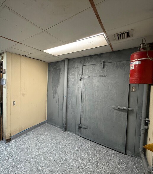 More Photos Of 2702 W Kennedy Blvd, Tampa Restaurant For Sale
