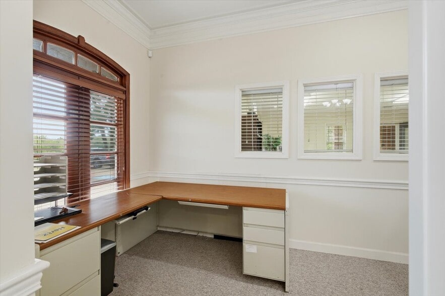 More Photos Of 200 Forest View Dr, Raymond Office For Lease